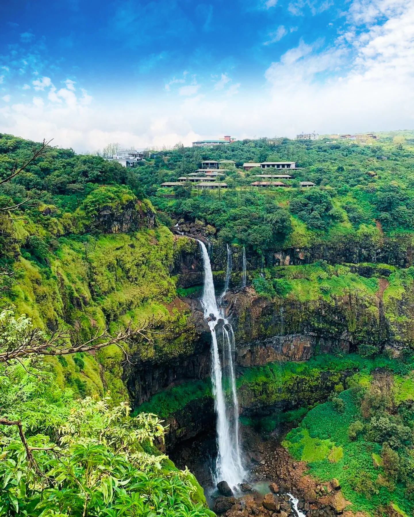 Tourists enjoying Lingmala Waterfall during Mahabaleshwar monsoon