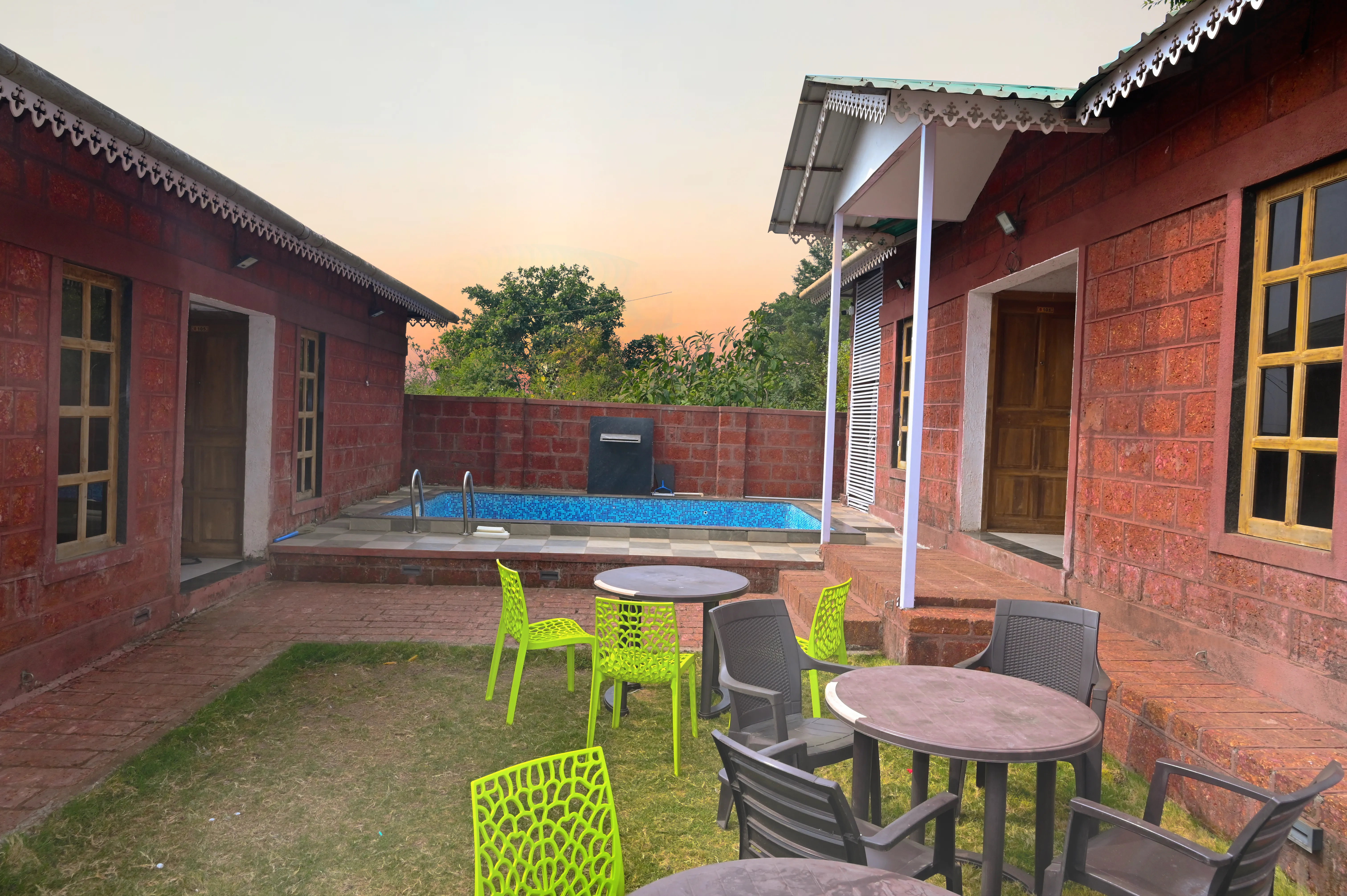 Cozy garden view of Shiv Parvati Resort under winter skies